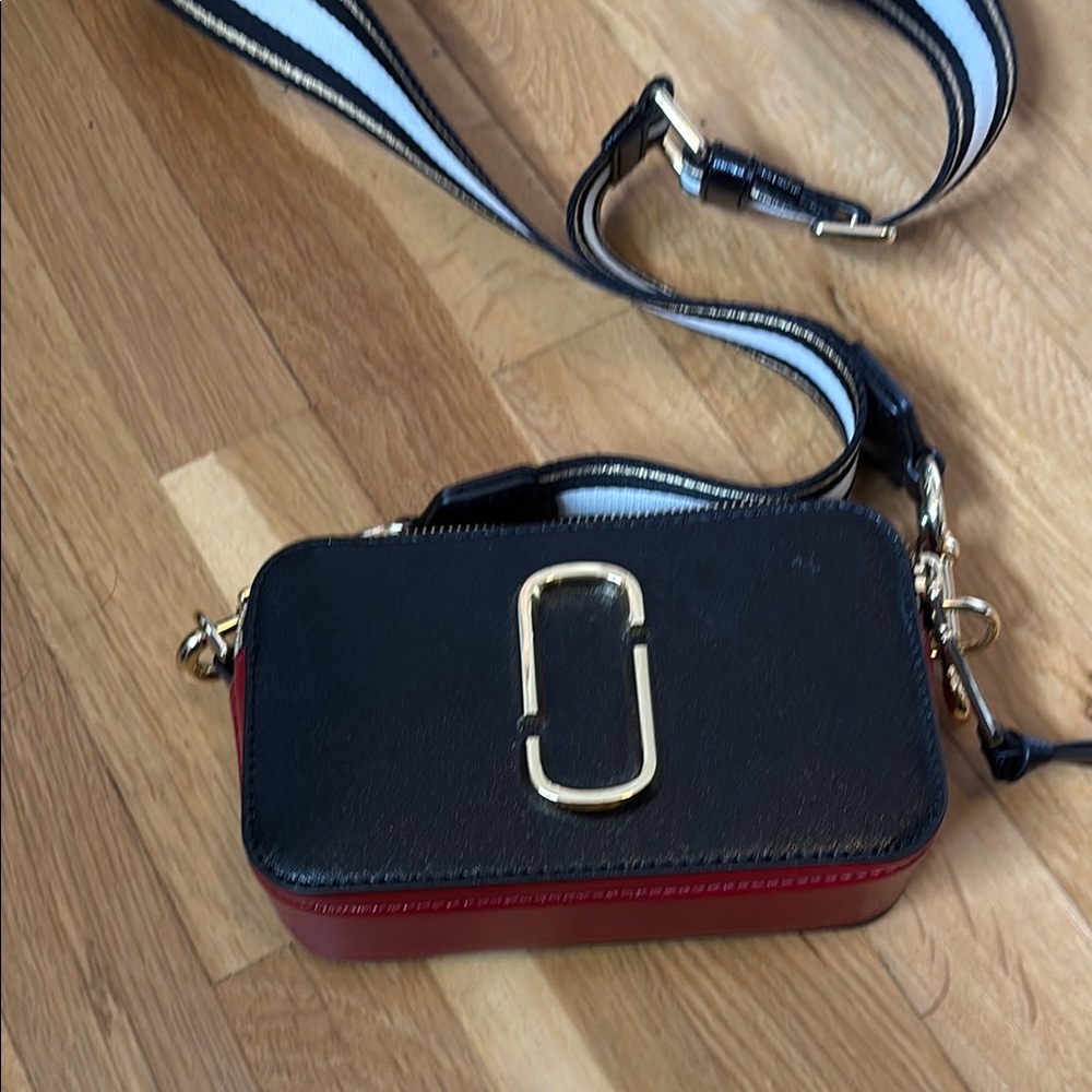 Marc Jacobs Crossbody Bag Black and Red Structured Design